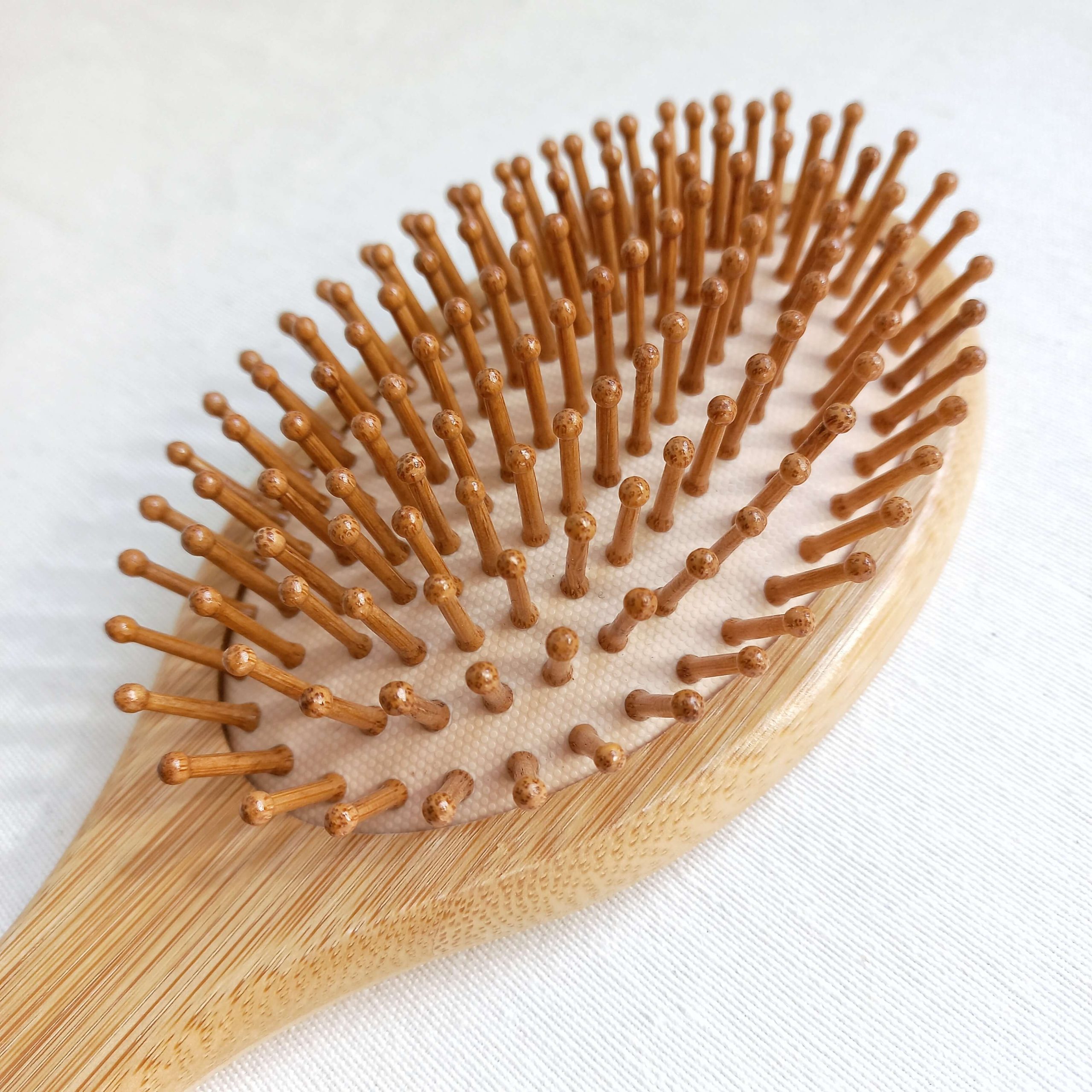 Cepillo de madera para el pelo – Redondo - Imagen 4